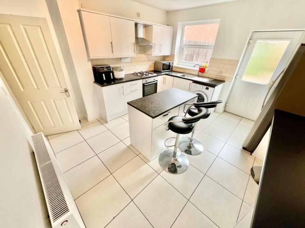 Lovely Spacious Near Train Station And *