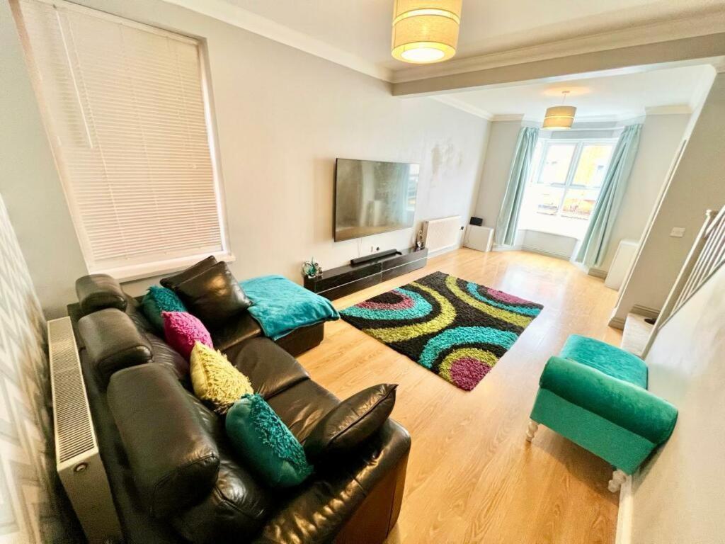 Homestay Lovely Spacious Near Train Station And *