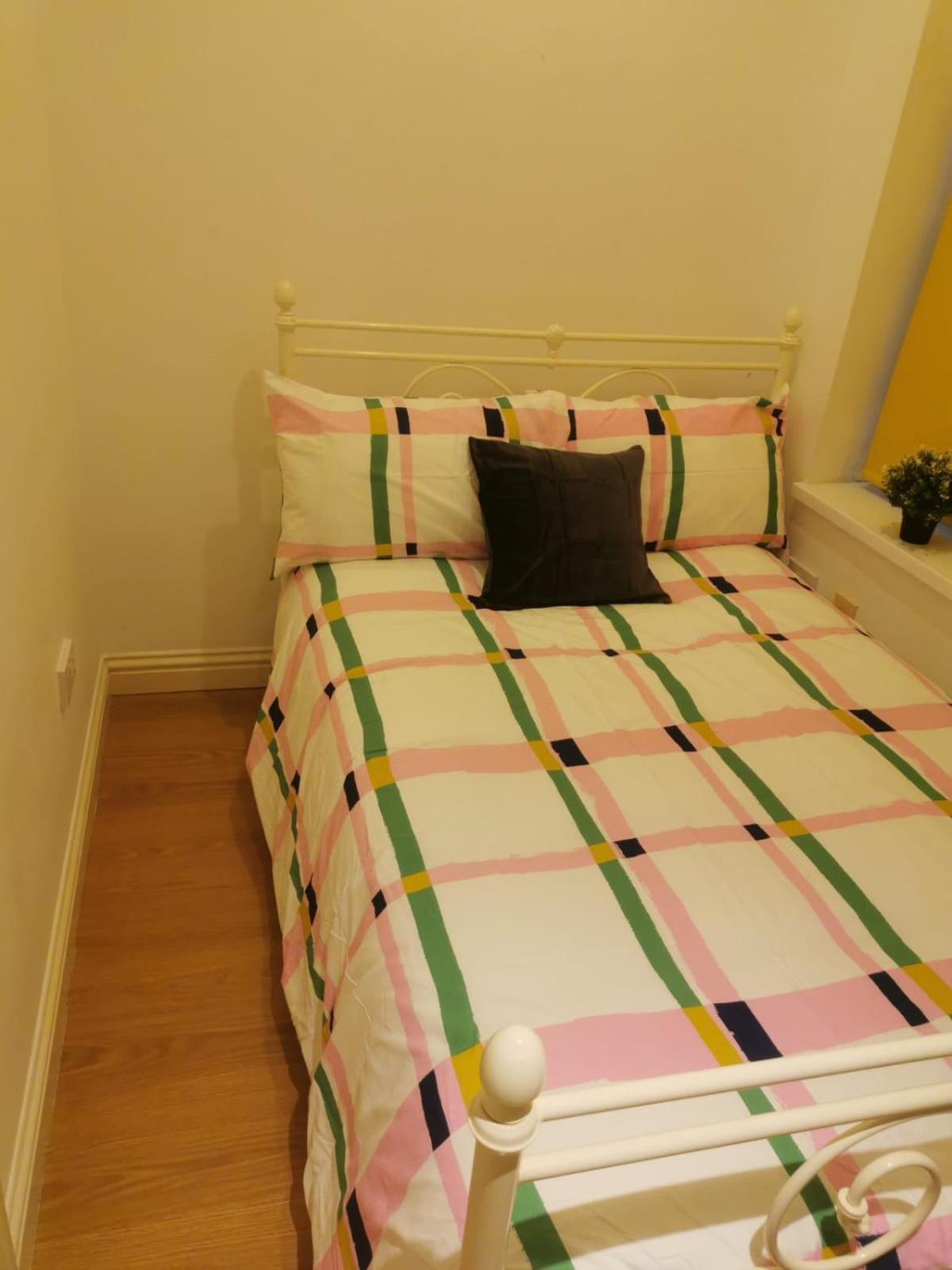 Lovely Spacious Near Train Station And